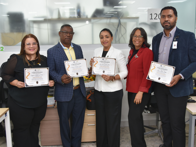 Como parte de las acciones orientadas a fortalecer la cultura organizacional y promover el reconocimiento al mérito, la Dirección General de Jubilaciones y Pensiones a Cargo del Estado (DGJP) celebró la entrega de reconocimientos de la iniciativa “Estrellas que Dejan Huella”, mediante la cual fueron distinguidos colaboradores que se han destacado por su compromiso, desempeño y contribución al logro de los objetivos institucionales.