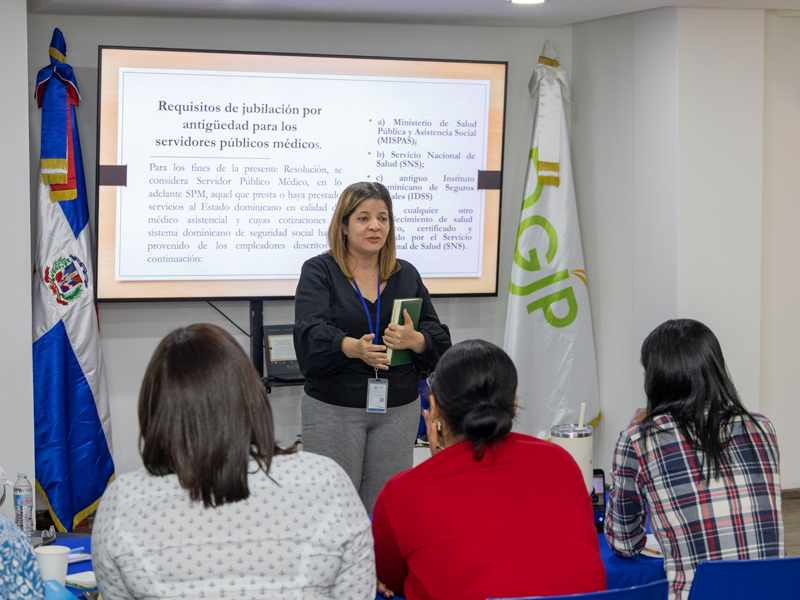La Dirección General de Jubilaciones y Pensiones a Cargo del Estado (DGJP), a través del Centro de Capacitación en Planificación, Inversión Pública y Gestión Fiscal (CAPGEFI), concluyó exitosamente el curso “Fundamentos del Sistema de Jubilaciones y Pensiones Basado en Atención al Pensionado”, una jornada formativa dirigida a colaboradores de distintas áreas de la institución, con el propósito de fortalecer sus conocimientos y competencias en materia previsional y atención al usuario. La Dirección General de Jubilaciones y Pensiones a Cargo del Estado (DGJP), a través del Centro de Capacitación en Planificación, Inversión Pública y Gestión Fiscal (CAPGEFI), concluyó exitosamente el curso “Fundamentos del Sistema de Jubilaciones y Pensiones Basado en Atención al Pensionado”, una jornada formativa dirigida a colaboradores de distintas áreas de la institución, con el propósito de fortalecer sus conocimientos y competencias en materia previsional y atención al usuario.