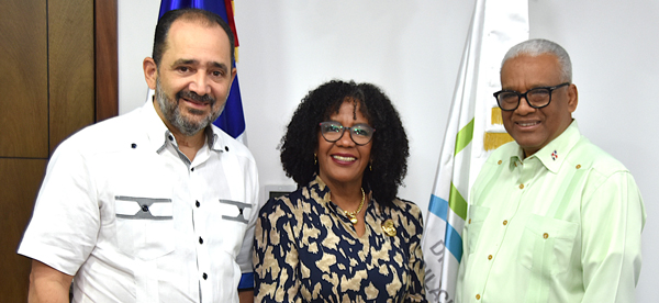 El director general de Jubilaciones y Pensiones a Cargo del Estado (DGJP), licenciado Juan Rosa, recibió en su despacho la visita de cortesía del presidente de la Federación Nacional de Cooperativas del Sector Gubernamental Dominicano (FENCOOPSEGUD), Lisandro Muñoz Jiménez y la presidenta del Comité de Crédito de la Cooperativa Nacional de Servicios Múltiples de los Empleados de Aduanas (COOPSEMA), Esther Charlot, encuentro donde abordaron temas de interés común orientados al fortalecimiento de la cooperación interinstitucional y al intercambio de experiencias en materia de seguridad social y servicios cooperativos.