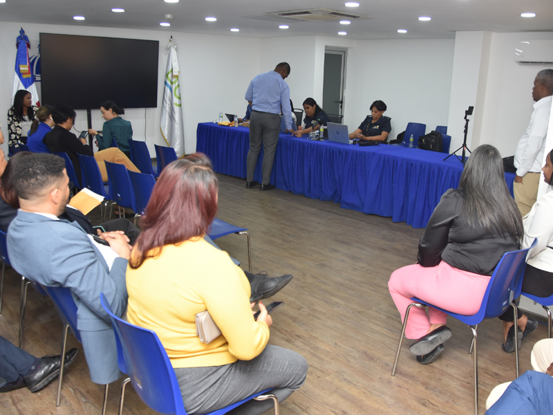 Como parte de las acciones orientadas a facilitar el acceso de los servidores públicos a servicios esenciales y fortalecer el ejercicio de sus derechos ciudadanos, colaboradores de la Dirección General de Jubilaciones y Pensiones a Cargo del Estado (DGJP) recibieron su nueva cédula de identidad, durante una jornada desarrollada en coordinación con la Junta Central Electoral (JCE). Como parte de las acciones orientadas a facilitar el acceso de los servidores públicos a servicios esenciales y fortalecer el ejercicio de sus derechos ciudadanos, colaboradores de la Dirección General de Jubilaciones y Pensiones a Cargo del Estado (DGJP) recibieron su nueva cédula de identidad, durante una jornada desarrollada en coordinación con la Junta Central Electoral (JCE).