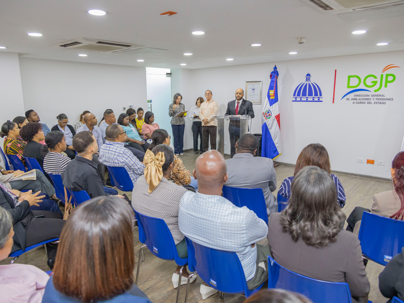 En representación del director general, licenciado Juan Rosa, el subdirector, licenciado Felix Joel Almonte, destacó que la Asociación constituye un espacio fundamental para representar la voz de los colaboradores y canalizar sus inquietudes de manera democrática, contribuyendo al fortalecimiento de las relaciones laborales y al desarrollo institucional. En representación del director general, licenciado Juan Rosa, el subdirector, licenciado Felix Joel Almonte, destacó que la Asociación constituye un espacio fundamental para representar la voz de los colaboradores y canalizar sus inquietudes de manera democrática, contribuyendo al fortalecimiento de las relaciones laborales y al desarrollo institucional.