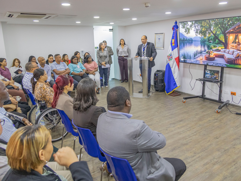 La presentación de los nuevos integrantes de la ASP estuvo a cargo de Adriano del Carmen, analista del Ministerio de Administración Pública (MAP), quien felicitó a los miembros electos y resaltó que el proceso se desarrolló de manera consensuada, participativa y conforme a las disposiciones establecidas en la normativa de Función Pública. Asimismo, explicó que las asociaciones de servidores públicos desempeñan un papel clave en el fortalecimiento de las relaciones laborales, la promoción del diálogo y la defensa de los derechos de los colaboradores dentro de las instituciones del Estado. La presentación de los nuevos integrantes de la ASP estuvo a cargo de Adriano del Carmen, analista del Ministerio de Administración Pública (MAP), quien felicitó a los miembros electos y resaltó que el proceso se desarrolló de manera consensuada, participativa y conforme a las disposiciones establecidas en la normativa de Función Pública. Asimismo, explicó que las asociaciones de servidores públicos desempeñan un papel clave en el fortalecimiento de las relaciones laborales, la promoción del diálogo y la defensa de los derechos de los colaboradores dentro de las instituciones del Estado.