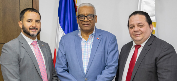 El director general de Jubilaciones y Pensiones a Cargo del Estado, licenciado Juan Rosa, recibió la visita de cortesía de los legisladores de la provincia de Santiago, Gregorio Dominguez y Luis René Fernández, encuentro que tuvo como propósito fortalecer los lazos de colaboración e intercambiar impresiones sobre políticas públicas orientadas al fortalecimiento del sistema de pensiones.