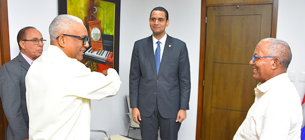 El director general de Jubilaciones y Pensiones a Cargo del Estado (DGJP), licenciado Juan Rosa, recibió la  visita de cortesía del diputado por la provincia María Trinidad Sánchez, Jesús Stalin Vásquez Marte, encuentro donde abordaron temas de interés en común en beneficio de los pensionados y jubilados en dicha provincia.