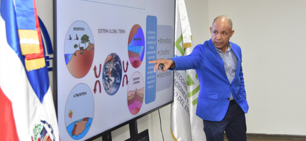 Con el objetivo de seguir fortaleciendo los conocimientos y capacidades de preparación, prevención y respuesta ante posibles eventos hidrometeorológicos, la Dirección General de Jubilaciones y Pensiones a Cargo del Estado (DGJP), en coordinación con el Instituto Dominicano de Meteorología (INDOMET), impartieron el taller sobre Temporada Ciclónica, dirigido especialmente a los colaboradores del departamento Administrativo, las áreas de Servicios Generales, Mantenimiento y a miembros del Comité Mixto de Seguridad y Salud.
