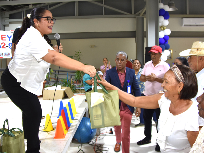 Como parte de su compromiso social y con el propósito de promover acciones que contribuyan al bienestar y la integración de los adultos mayores, colaboradores de la Dirección General de Jubilaciones y Pensiones a Cargo del Estado (DGJP), realizaron una visita al Centro de Atención Integral para el Adulto Mayor Ciudad Juan Bosch del Consejo Nacional de la Persona Envejeciente (CONAPE). Como parte de su compromiso social y con el propósito de promover acciones que contribuyan al bienestar y la
integración de los adultos mayores, colaboradores de la Dirección General de Jubilaciones y Pensiones a Cargo del Estado (DGJP), realizaron una visita al Centro de Atención Integral para el Adulto Mayor Ciudad Juan Bosch del Consejo Nacional de la Persona Envejeciente (CONAPE).