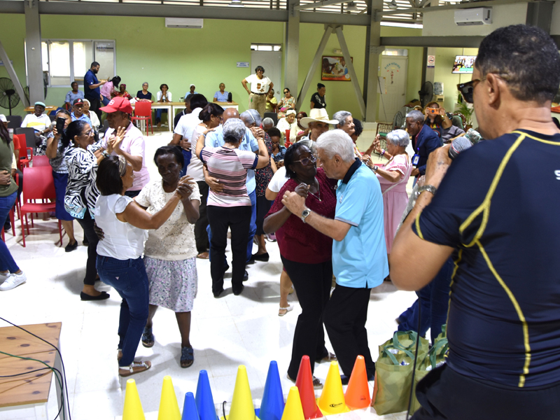 Como parte de su compromiso social y con el propósito de promover acciones que contribuyan al bienestar y la integración de los adultos mayores, colaboradores de la Dirección General de Jubilaciones y Pensiones a Cargo del Estado (DGJP), realizaron una visita al Centro de Atención Integral para el Adulto Mayor Ciudad Juan Bosch del Consejo Nacional de la Persona Envejeciente (CONAPE). Como parte de su compromiso social y con el propósito de promover acciones que contribuyan al bienestar y la
integración de los adultos mayores, colaboradores de la Dirección General de Jubilaciones y Pensiones a Cargo del Estado (DGJP), realizaron una visita al Centro de Atención Integral para el Adulto Mayor Ciudad Juan Bosch del Consejo Nacional de la Persona Envejeciente (CONAPE).