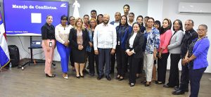 La Dirección General de Jubilaciones y Pensiones a Cargo del Estado (DGJP), en coordinación con el Instituto Nacional de Formación Técnico Profesional (INFOTEP), impartió el curso-taller “Manejo de Conflictos”, con el propósito de fortalecer las competencias de sus colaboradores para la prevención y gestión efectiva de situaciones que puedan afectar el clima laboral, promoviendo una cultura basada en la comunicación, la empatía, el respeto y el trabajo en equipo.