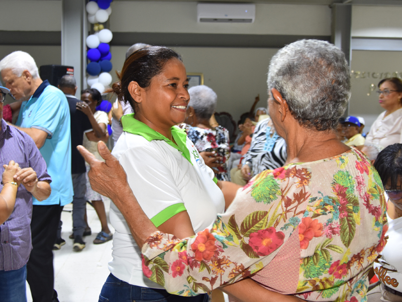 Como parte de su compromiso social y con el propósito de promover acciones que contribuyan al bienestar y la integración de los adultos mayores, colaboradores de la Dirección General de Jubilaciones y Pensiones a Cargo del Estado (DGJP), realizaron una visita al Centro de Atención Integral para el Adulto Mayor Ciudad Juan Bosch del Consejo Nacional de la Persona Envejeciente (CONAPE). Como parte de su compromiso social y con el propósito de promover acciones que contribuyan al bienestar y la
integración de los adultos mayores, colaboradores de la Dirección General de Jubilaciones y Pensiones a Cargo del Estado (DGJP), realizaron una visita al Centro de Atención Integral para el Adulto Mayor Ciudad Juan Bosch del Consejo Nacional de la Persona Envejeciente (CONAPE).