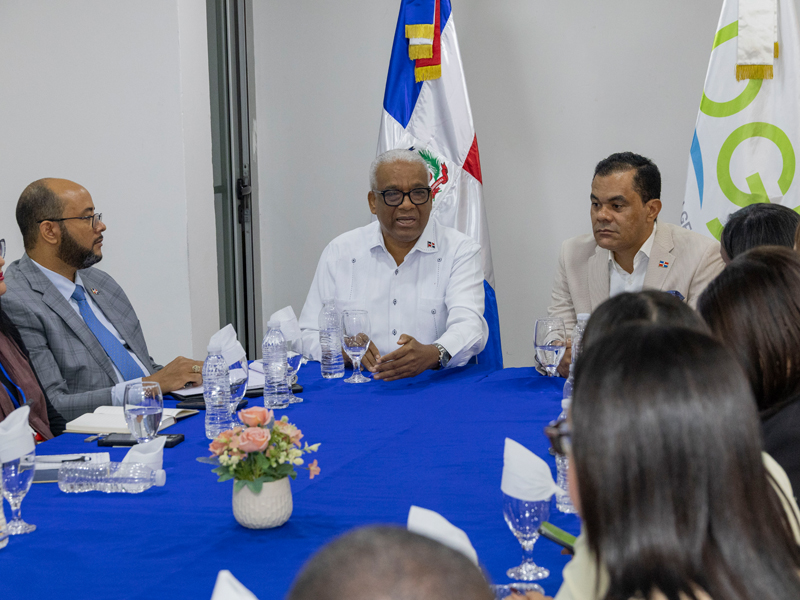 El director general de Jubilaciones y Pensiones a Cargo del Estado (DGJP), licenciado Juan Rosa, y el director general de la Dirección General de Información y Defensa de los Afiliados a la Seguridad Social (DIDA), licenciado Elías Báez de los Santos, encabezaron un encuentro con funcionarios de ambas instituciones, con el propósito de fortalecer la coordinación interinstitucional, establecer acciones conjuntas y optimizar los mecanismos de atención, orientación y respuesta a las solicitudes, reclamaciones y casos relacionados con jubilaciones y pensiones. El director general de Jubilaciones y Pensiones a Cargo del Estado (DGJP), licenciado Juan Rosa, y el director general de la Dirección General de Información y Defensa de los Afiliados a la Seguridad Social (DIDA), licenciado Elías Báez de los Santos, encabezaron un encuentro con funcionarios de ambas instituciones, con el propósito de fortalecer la coordinación interinstitucional, establecer acciones conjuntas y optimizar los mecanismos de atención, orientación y respuesta a las solicitudes, reclamaciones y casos relacionados con jubilaciones y pensiones.