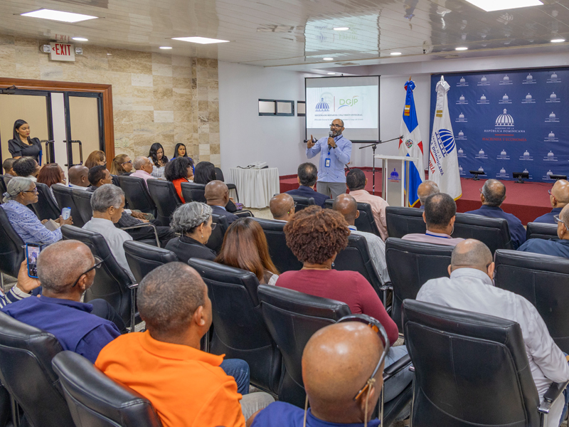 La Dirección General de Jubilaciones y Pensiones a Cargo del Estado (DGJP), impartió la charla titulada: “Sistema de Reparto Estatal: procedimientos y beneficios para los afiliados”, en el Centro de Exportación e Inversión de la República Dominicana (PRODOMINICANA) y la Contraloría General de la República, con el propósito de fortalecer los conocimientos de los colaboradores en materia de pensiones. La Dirección General de Jubilaciones y Pensiones a Cargo del Estado (DGJP), impartió la charla titulada: “Sistema de Reparto Estatal: procedimientos y beneficios para los afiliados”, en el Centro de Exportación e Inversión de la República Dominicana (PRODOMINICANA) y la Contraloría General de la República, con el propósito de fortalecer los conocimientos de los colaboradores en materia de pensiones.