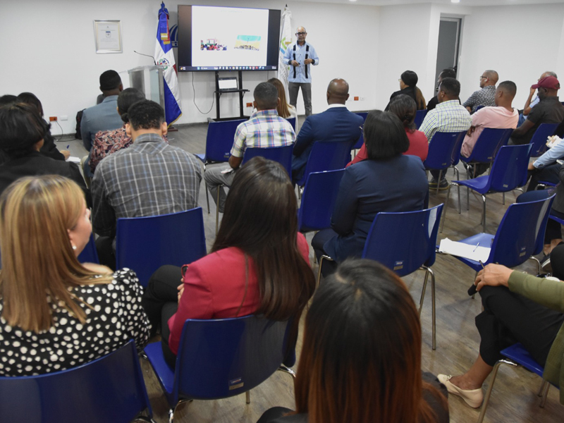 La Dirección General de Jubilaciones y Pensiones a Cargo del Estado (DGJP), en coordinación con el Instituto Dominicano de Meteorología (INDOMET), impartió la charla “Prevención y Medidas de Acción ante Tsunamis y Terremotos”, dirigida a sus colaboradores con el propósito de fortalecer sus conocimientos y capacidades para prevenir y responder de manera adecuada ante estos fenómenos naturales.