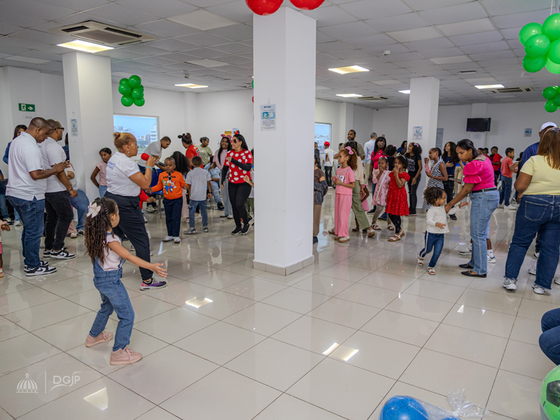 Con la finalidad de propiciar espacios de integración, sano esparcimiento y convivencia familiar, la Dirección General de Jubilaciones y Pensiones a Cargo del Estado (DGJP) realizó una actividad recreativa dirigida a los hijos de sus colaboradores, con edades comprendidas entre los 6 y 12 años.