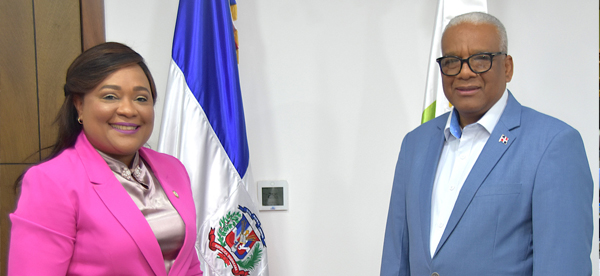 El director general de Jubilaciones y Pensiones a Cargo del Estado, licenciado Juan Rosa, recibió en su despacho la visita de cortesía de la senadora por la provincia de San Pedro de Macorís, Aracelis Villanueva, encuentro donde intercambiaron impresiones sobre temas de interés común.