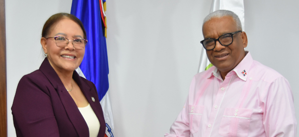 El director general de Jubilaciones y Pensiones, licenciado Juan Rosa recibió en su despacho la vista de cortesía de la diputada por la provincia San Juan de la Maguana Elvira Corporan, con quien sostuvo un cordial encuentro en el que conversaron diversos temas de interés general y de relevancia para los munícipes de la referida demarcación.