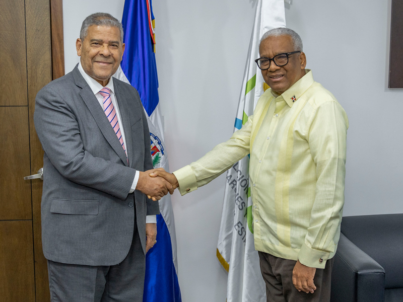 El director general de Jubilaciones y Pensiones a Cargo del Estado, licenciado Juan Rosa, recibió en su despacho una comisión del Instituto Agrario Dominicano (IAD), encabezada por su director, Dario Castillo Lugo, con el propósito de abordar temas interinstitucionales. El director general de Jubilaciones y Pensiones a Cargo del Estado, licenciado Juan Rosa, recibió en su despacho una comisión del Instituto Agrario Dominicano (IAD), encabezada por su director, Dario Castillo Lugo, con el propósito de abordar temas interinstitucionales.
