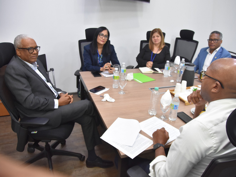 El director general de Jubilaciones y Pensiones a Cargo del Estado (DGJP), licenciado Juan Rosa, recibió en su despacho al presidente del Colegio Médico Dominicano (CMD), doctor Luis Peña Núñez, durante una visita de cortesía en la que abordaron temas relacionados con pensiones y otros asuntos de interés institucional. El director general de Jubilaciones y Pensiones a Cargo del Estado (DGJP), licenciado Juan Rosa, recibió en su despacho al presidente del Colegio Médico Dominicano (CMD), doctor Luis Peña Núñez, durante una visita de cortesía en la que abordaron temas relacionados con pensiones y otros asuntos de interés institucional.