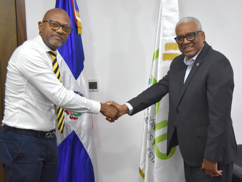 El director general de Jubilaciones y Pensiones a Cargo del Estado (DGJP), licenciado Juan Rosa, recibió en su despacho al presidente del Colegio Médico Dominicano (CMD), doctor Luis Peña Núñez, durante una visita de cortesía en la que abordaron temas relacionados con pensiones y otros asuntos de interés institucional. El director general de Jubilaciones y Pensiones a Cargo del Estado (DGJP), licenciado Juan Rosa, recibió en su despacho al presidente del Colegio Médico Dominicano (CMD), doctor Luis Peña Núñez, durante una visita de cortesía en la que abordaron temas relacionados con pensiones y otros asuntos de interés institucional.