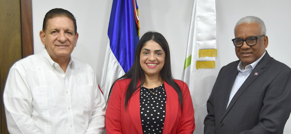 El director general de Jubilaciones y Pensiones a Cargo del Estado (DGJP), licenciado Juan Rosa, recibió en su despacho al alcalde de Bonao, Eberto Núñez, quien estuvo acompañado por la señora Milanda Fernández, directora adjunta del Distrito Escolar de Bonao.