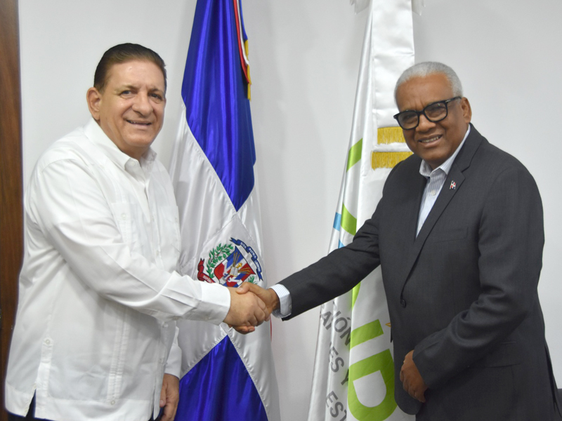 El director general de Jubilaciones y Pensiones a Cargo del Estado (DGJP), licenciado Juan Rosa, recibió en su despacho al alcalde de Bonao, Eberto Núñez, quien estuvo acompañado por la señora Milanda Fernández, directora adjunta del Distrito Escolar de Bonao. El director general de Jubilaciones y Pensiones a Cargo del Estado (DGJP), licenciado Juan Rosa, recibió en su despacho al alcalde de Bonao, Eberto Núñez, quien estuvo acompañado por la señora Milanda Fernández, directora adjunta del Distrito Escolar de Bonao.
