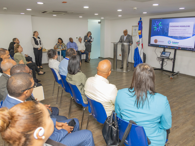 Colaboradores de la  Dirección General de Jubilaciones y Pensiones a Cargo del Estado (DGJP), asumieron el compromiso de ser multiplicadores de  buenas conductas, durante la charla “Implementación del Proyecto Ciudadano Modelo RD”, impartida por el licenciado Ramón De los Santos, presidente de la Unión de Comerciantes de la Provincia Peravia e ideólogo del referido proyecto cívico.