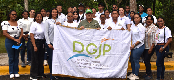 Con la finalidad de promover la responsabilidad ambiental y crear una cultura de cuidado y protección de la biodiversidad, colaboradores de la Dirección General de Jubilaciones y Pensiones (DGJP), participaron este viernes en una Jornada Verde, en alianza con la Dirección de General de Embellecimiento de Carreteras y Avenidas de Circunvalación (DIGECAC), actividad desarrollada en el marco de la campaña de Responsabilidad Social del año 2026.