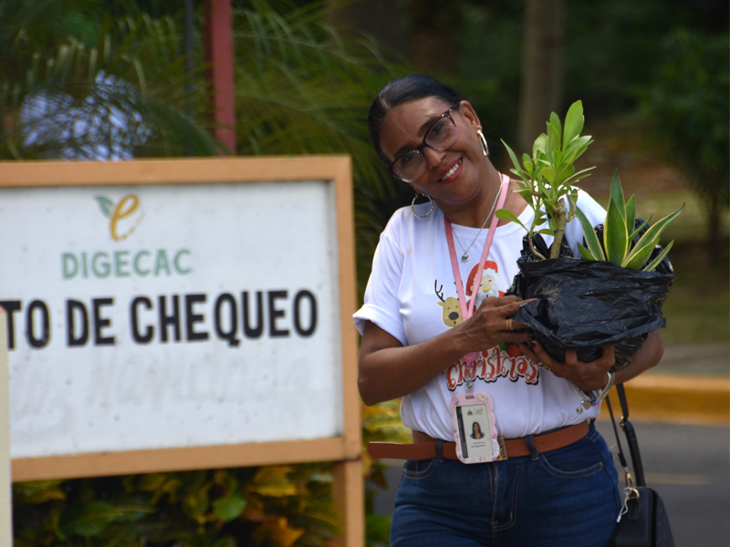 Con la finalidad de promover la responsabilidad ambiental y crear una cultura de cuidado y protección de la biodiversidad, colaboradores de la Dirección General de Jubilaciones y Pensiones (DGJP), participaron este viernes en una Jornada Verde, en alianza con la Dirección de General de Embellecimiento de Carreteras y Avenidas de Circunvalación (DIGECAC), actividad desarrollada en el marco de la campaña de Responsabilidad Social del año 2026. Con la finalidad de promover la responsabilidad ambiental y crear una cultura de cuidado y protección de la biodiversidad, colaboradores de la Dirección General de Jubilaciones y Pensiones (DGJP), participaron este viernes en una Jornada Verde, en alianza con la Dirección de General de Embellecimiento de Carreteras y Avenidas de Circunvalación (DIGECAC), actividad desarrollada en el marco de la campaña de Responsabilidad Social del año 2026.