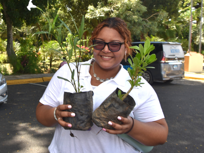 Con la finalidad de promover la responsabilidad ambiental y crear una cultura de cuidado y protección de la biodiversidad, colaboradores de la Dirección General de Jubilaciones y Pensiones (DGJP), participaron este viernes en una Jornada Verde, en alianza con la Dirección de General de Embellecimiento de Carreteras y Avenidas de Circunvalación (DIGECAC), actividad desarrollada en el marco de la campaña de Responsabilidad Social del año 2026. Con la finalidad de promover la responsabilidad ambiental y crear una cultura de cuidado y protección de la biodiversidad, colaboradores de la Dirección General de Jubilaciones y Pensiones (DGJP), participaron este viernes en una Jornada Verde, en alianza con la Dirección de General de Embellecimiento de Carreteras y Avenidas de Circunvalación (DIGECAC), actividad desarrollada en el marco de la campaña de Responsabilidad Social del año 2026.