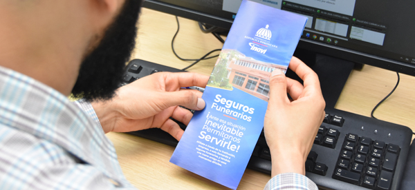 La Dirección General de Jubilaciones y Pensiones a Cargo del Estado (DGJP), en coordinación con el Instituto de Auxilios y Viviendas (INAVI), impartió una charla informativa sobre los beneficios, requisitos y coberturas de los planes funerarios, con el objetivo de orientar a los colaboradores sobre los servicios disponibles, promover la actualización de sus expedientes y facilitar la afiliación de quienes aún no cuentan con esta protección.