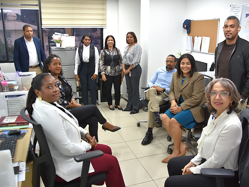 La Dirección General de Jubilaciones y Pensiones a Cargo del Estado (DGJP), en coordinación con el Instituto de Auxilios y Viviendas (INAVI), impartió una charla informativa sobre los beneficios, requisitos y coberturas de los planes funerarios, con el objetivo de orientar a los colaboradores sobre los servicios disponibles, promover la actualización de sus expedientes y facilitar la afiliación de quienes aún no cuentan con esta protección. La Dirección General de Jubilaciones y Pensiones a Cargo del Estado (DGJP), en coordinación con el Instituto de Auxilios y Viviendas (INAVI), impartió una charla informativa sobre los beneficios, requisitos y coberturas de los planes funerarios, con el objetivo de orientar a los colaboradores sobre los servicios disponibles, promover la actualización de sus expedientes y facilitar la afiliación de quienes aún no cuentan con esta protección.