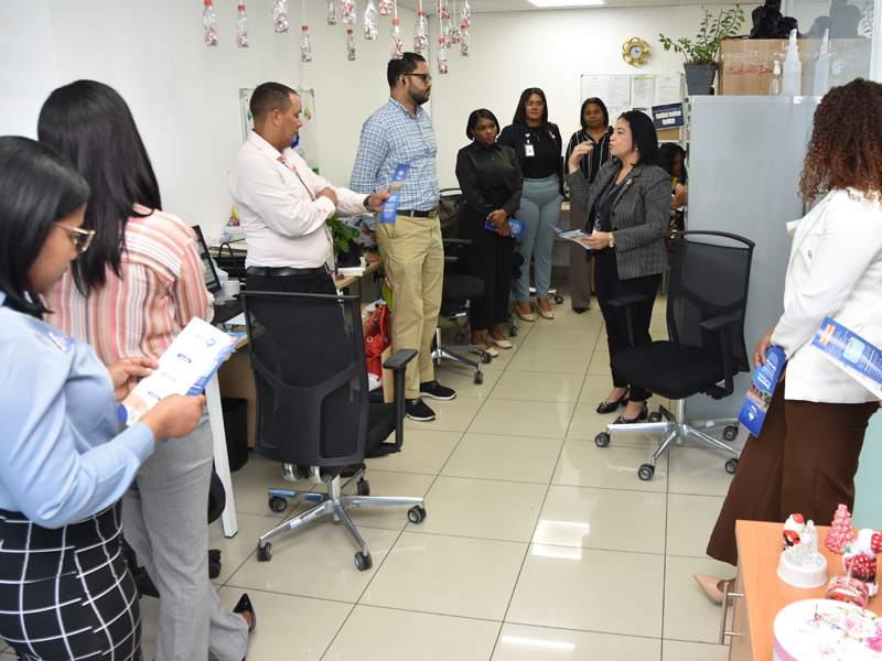 La Dirección General de Jubilaciones y Pensiones a Cargo del Estado (DGJP), en coordinación con el Instituto de Auxilios y Viviendas (INAVI), impartió una charla informativa sobre los beneficios, requisitos y coberturas de los planes funerarios, con el objetivo de orientar a los colaboradores sobre los servicios disponibles, promover la actualización de sus expedientes y facilitar la afiliación de quienes aún no cuentan con esta protección. La Dirección General de Jubilaciones y Pensiones a Cargo del Estado (DGJP), en coordinación con el Instituto de Auxilios y Viviendas (INAVI), impartió una charla informativa sobre los beneficios, requisitos y coberturas de los planes funerarios, con el objetivo de orientar a los colaboradores sobre los servicios disponibles, promover la actualización de sus expedientes y facilitar la afiliación de quienes aún no cuentan con esta protección.