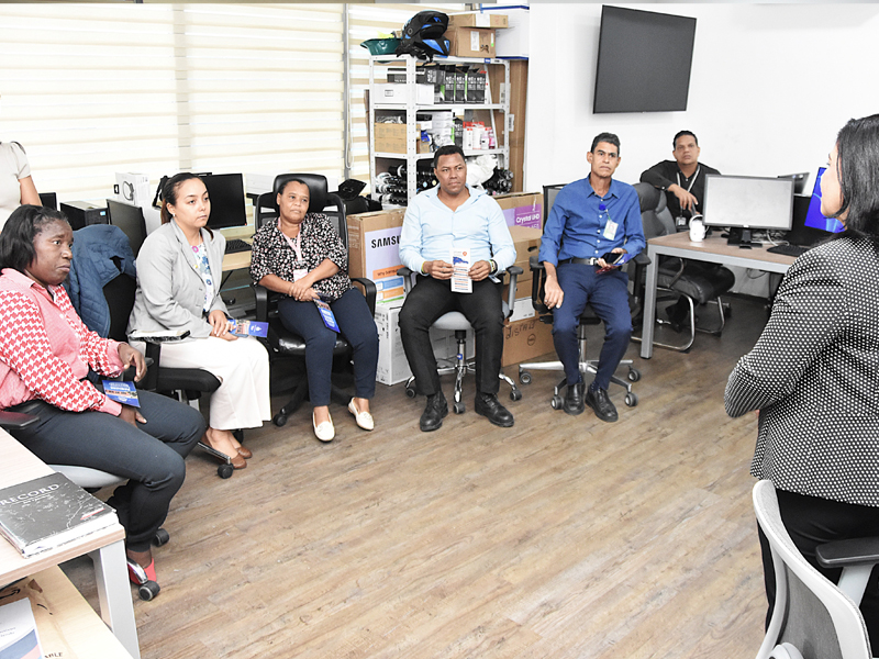 La Dirección General de Jubilaciones y Pensiones a Cargo del Estado (DGJP), en coordinación con el Instituto de Auxilios y Viviendas (INAVI), impartió una charla informativa sobre los beneficios, requisitos y coberturas de los planes funerarios, con el objetivo de orientar a los colaboradores sobre los servicios disponibles, promover la actualización de sus expedientes y facilitar la afiliación de quienes aún no cuentan con esta protección. La Dirección General de Jubilaciones y Pensiones a Cargo del Estado (DGJP), en coordinación con el Instituto de Auxilios y Viviendas (INAVI), impartió una charla informativa sobre los beneficios, requisitos y coberturas de los planes funerarios, con el objetivo de orientar a los colaboradores sobre los servicios disponibles, promover la actualización de sus expedientes y facilitar la afiliación de quienes aún no cuentan con esta protección.