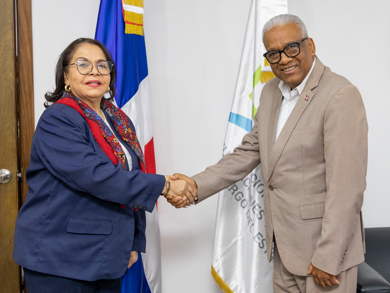 El director general de Jubilaciones y Pensiones a Cargo del Estado (DGJP), licenciado Juan Rosa, recibió hoy en su despacho la visita de cortesía de la presidenta de la Cámara de Cuentas, Emma Polanco, con el propósito de fortalecer los lazos interinstitucionales y estrechar la colaboración entre ambas entidades.